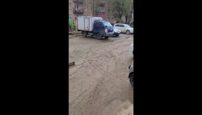 Южно-сахалинский двор после капремонта переживает еще и прокладку ливневки