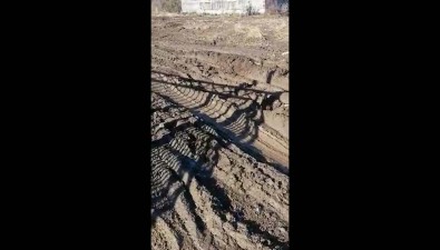 В Кировском из-за грязи на улице люди ходят почти по забору