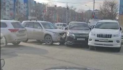 Suzuki Escudo после ДТП влетел в два автомобиля на парковке у "Столицы"
