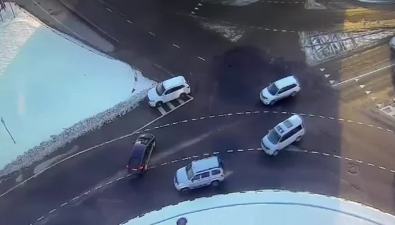 На круговом перекрестке Пуркаева — Ленина столкнулись два авто