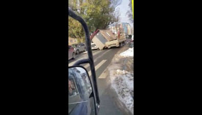 В Южно-Сахалинске бытовка упала с кран-балки на припаркованный автомобиль