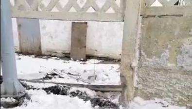Неизвестный водитель "прорубил" окно в бетонном заборе госпиталя на Сахалине