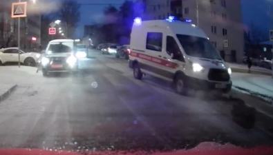 Пешеход попал под колеса машины скорой помощи в Южно-Сахалинске