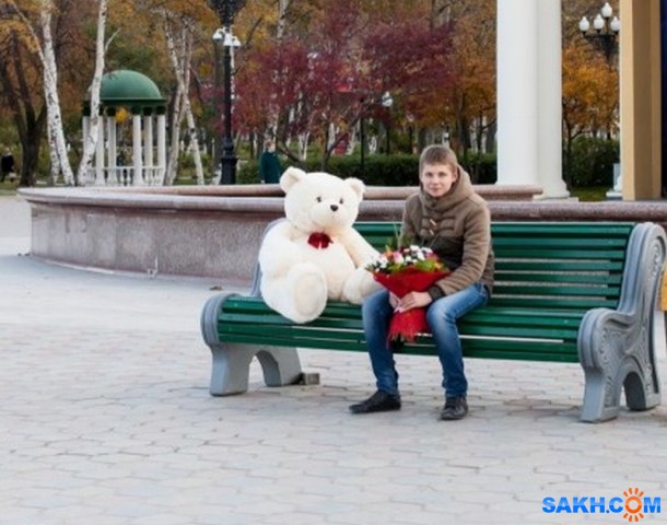 Романтик.
Не знаю кто это, но сначала видела его в Сити Молле, с этим медведем и букетом, а потом здесь на Сах.коме была выложено это фото, кем-то.
Просмотров: 221
Комментариев: 0