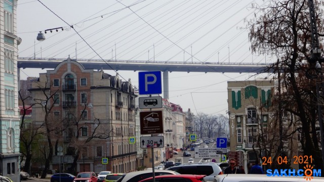 Золотой мост.
В 2012 году берега бухты Золотой Рог соединил мост. Его общая протяженность составила 1388 м. Он поднят на 64 м над уровнем моря и способен пропускать крупнотоннажные океанские суда.
Благодаря вантам мост смотрится легким, ажурным. При этом он может выдержать шквальный ветер 47 м/с и землетрясение до 8 баллов. Парящий над волнами мост является одним из главных украшений Владивостока и его символом.
Просмотров: 64
Комментариев: 0