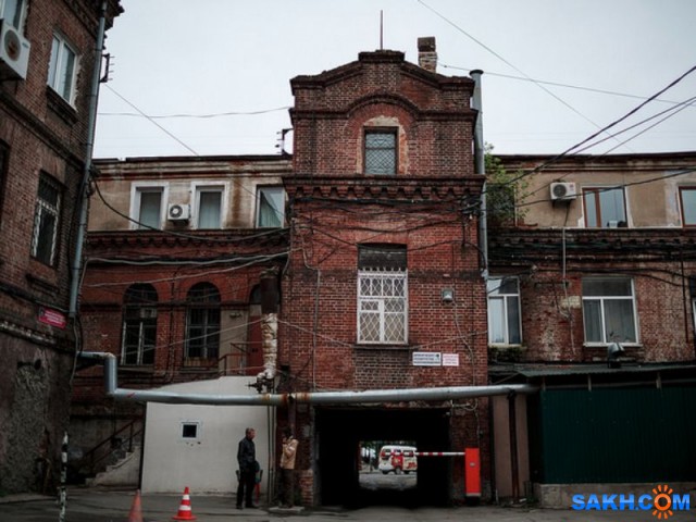 Миллионка.
В первые годы существования Владивостока манзы (так именовали местных китайцев), которых в городе было немало, заселили Семёновский покос — теперь Спортивная набережная. Тогда и возник во Владивостоке свой собственный «чайна-таун», в 1870 годах состоящий из лепившихся друг к другу фанз — самодельных хибарок из переплетённых прутьев, обмазанных глиной. Внутри был очаг, а крыша делалась из сена, поэтому главной «фишкой» такого жилища была хорошая «сгораемость», что и происходило с Миллионкой много раз на протяжении её существования. Пожары, порой весьма масштабные, иногда уничтожали весь Семёновский покос вместе с его базарными лавками. Но «чайна-таун» возрождался вновь и вновь.
Просмотров: 107
Комментариев: 0