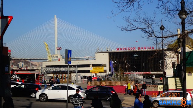 DSC02228
Морской вокзал — вокзальный комплекс в центральном районе города Владивостока. Построено в 1959—1964 годах. Автор проекта — архитектор П. И. Бронников. Историческое здание на Нижнепортовой улице, 1 сегодня является объектом культурного наследия Российской Федерации. Примыкает к железнодорожному вокзалу Владивостока. Вокзал был значительно перестроен в 1990-е и 2000-е годы и потерял свой исторический архитектурный вид.
Просмотров: 70
Комментариев: 0
