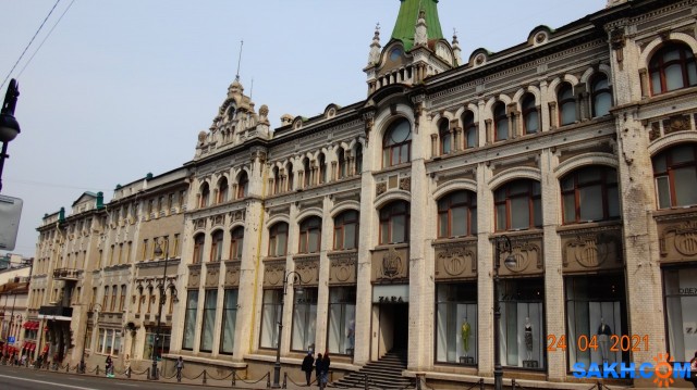 Владивостокский ГУМ.
Универсальный магазин торгового дома «Кунст и Альберс» (Владивостокский ГУМ) — памятник градостроительства и архитектуры Владивостока. Построен в 1906—1907 годах по проекту архитектора Георга Юнгхенделя и инженера А. К. Иогансона в стиле романтического модерна. Заказчиком строительства выступил торговый дом «Кунст и Альберс» — крупнейшая дальневосточная дореволюционная торгово-промышленная компания.
Здание на протяжении всей истории своего существования не меняло функциональное назначение: с 1907 по 1930 год в нём располагался универсальный магазин «Кунст и Альберс», а с 1934 года — Владивостокский ГУМ, образцово-показательный советский магазин. В настоящий период памятник архитектуры продолжает использоваться как торговое здание.
Расположенное в историческом центре Владивостока на Светланской улице здание является объектом культурного наследия России. Благодаря высокому художественному исполнению декора фасадов и интерьеров, богато украшенных архитектурными деталями, и высокой сохранности здание универмага относят к «золотому фонду» архитектурного наследия.
Архитектурный стиль - Романтический модерн
Просмотров: 181
Комментариев: 0