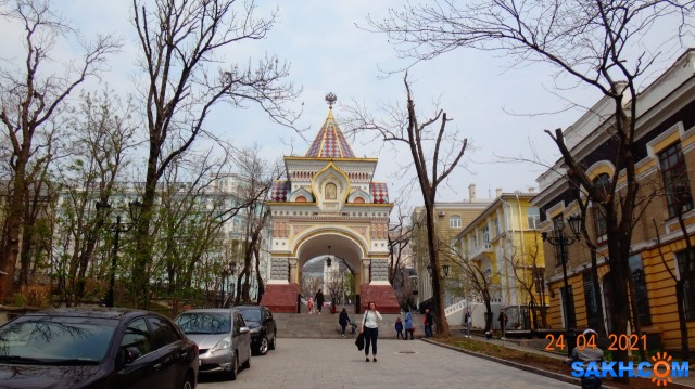 DSC02159
Триумфальная арка цесаревича Николая во Владивостоке – место особенное. Возле неё всегда толпятся туристы, всегда шумно и оживлённо, сверкают вспышки фотоаппаратов и звучит речь на самых разных языках. Величественную арку цесаревича Николая в русско-византийском стиле возвели более 120 лет назад в честь визита наследника престола, будущего императора Николая Второго. В 1891 году он был с визитом на Дальнем Востоке. После этого началось строительство Транссибирской магистрали.
Просмотров: 43
Комментариев: 0