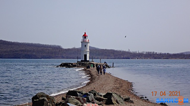 DSC00666 (2)-2
Потребность появления маяка в здешних местах всегда была очевидной, так как этот район славился сильным приливно-отливным течением, которое затрудняет безопасный причал судов. До 1910 года на месте современного маяка просто был светящийся знак. После упомянутой выше даты была возведена на месте светящегося знака круглая каменная башня высотой в 12 метров. Для удобства – к маяку присоединили мост, который связывает башню маяка с мысом Токаревский.
Просмотров: 95
Комментариев: 0